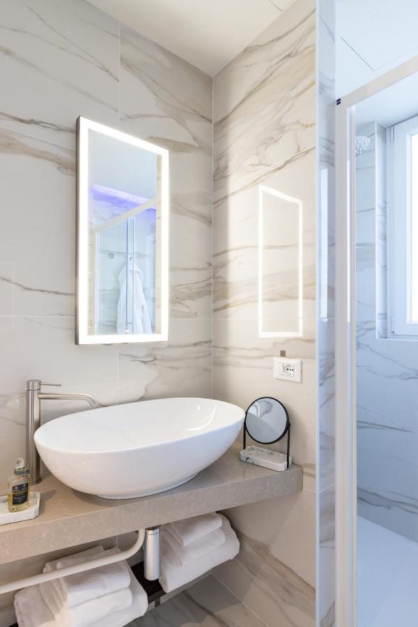 Jacuzzi Suite Home By Enjoy Garda Hotel Πεσκιέρα ντελ Γκάρντα Εξωτερικό φωτογραφία